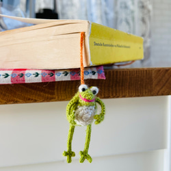 カエル 蛙 ブローチ ブックマーク しおり  ミニチュア  緑 ウール糸 かぎ針編み　 2枚目の画像