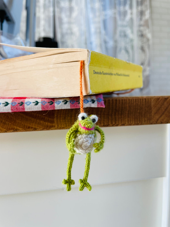 カエル 蛙 ブローチ ブックマーク しおり  ミニチュア  緑 ウール糸 かぎ針編み　 2枚目の画像