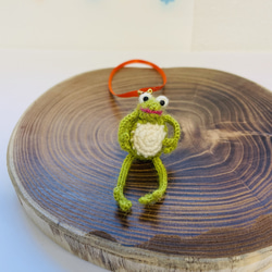 カエル 蛙 ブローチ ブックマーク しおり  ミニチュア  緑 ウール糸 かぎ針編み　 6枚目の画像