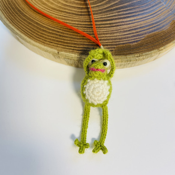 カエル 蛙 ブローチ ブックマーク しおり  ミニチュア  緑 ウール糸 かぎ針編み　 4枚目の画像