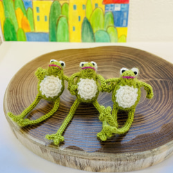 カエル 蛙 ブローチ ブックマーク しおり  ミニチュア  緑 ウール糸 かぎ針編み　 3枚目の画像