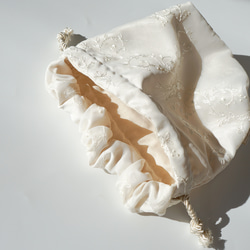 ホワイトレディーバルーン巾着バッグ, 巾着ハンドバッグ 刺繍 春バッグ 5枚目の画像