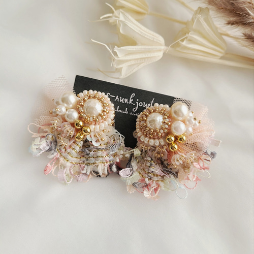 NEW】ビーズ刺繍とツイード、チュールフリルの耳飾り イヤリング