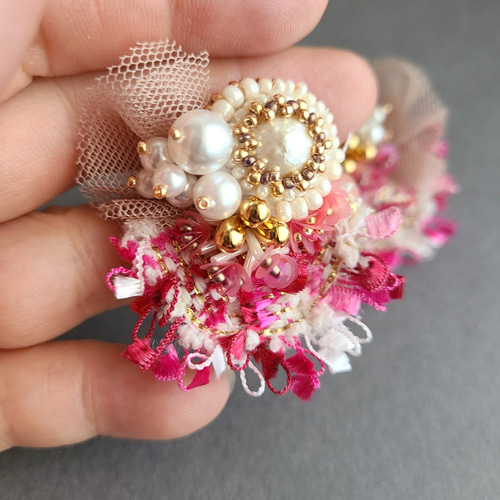 NEW】ビーズ刺繍とツイード、チュールフリルの耳飾り イヤリング 