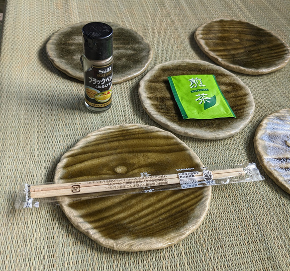 福袋 訳あり特価 Natural ash dish  灰釉板皿 5枚 杉板 送料２割引き 和菓子など 5枚目の画像