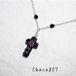 チェコビーズ・クロスネックレス ブラック・クリスタル　紫黒色 2枚目の画像