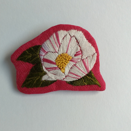 椿の刺繍ブローチ ブローチ log 通販｜Creema(クリーマ) 17110068