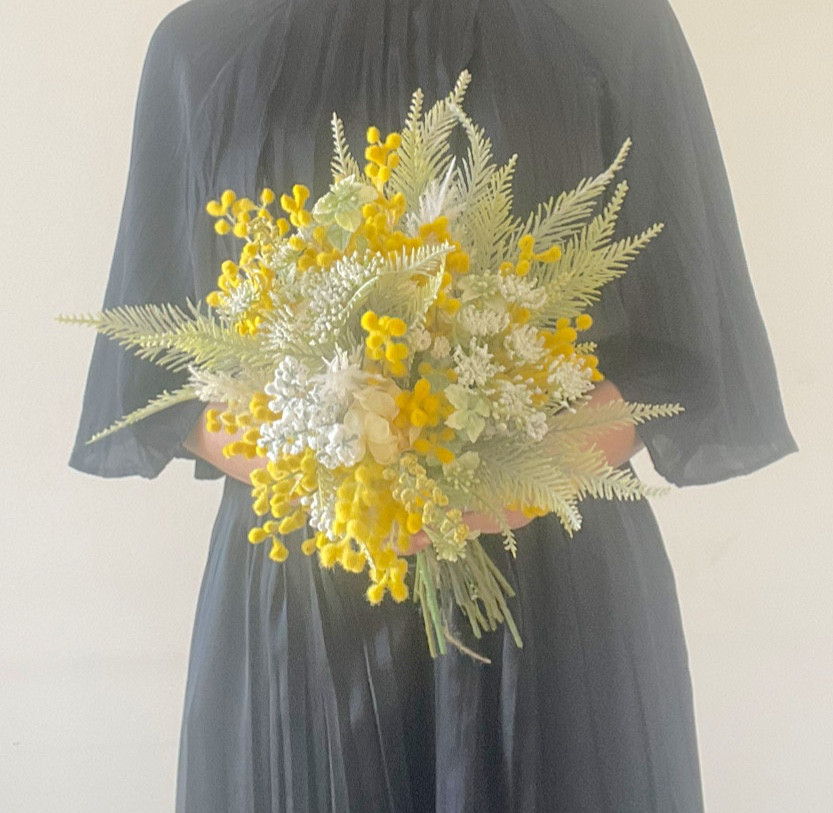 ミモザとグリーンのクラッチブーケ(Sサイズ　造花)