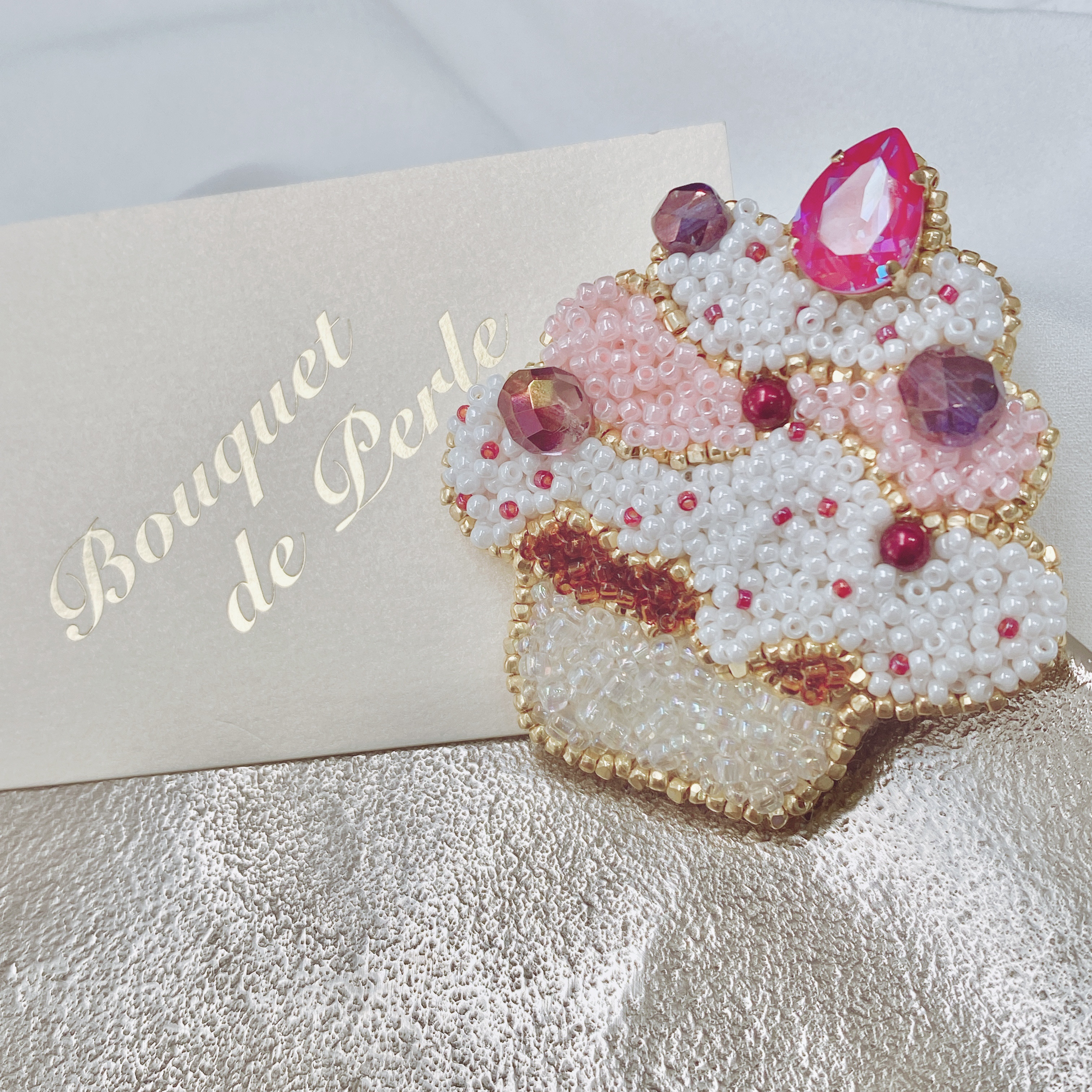 ビーズ刺繍 ブローチ 【 ベリーのカップケーキ 】