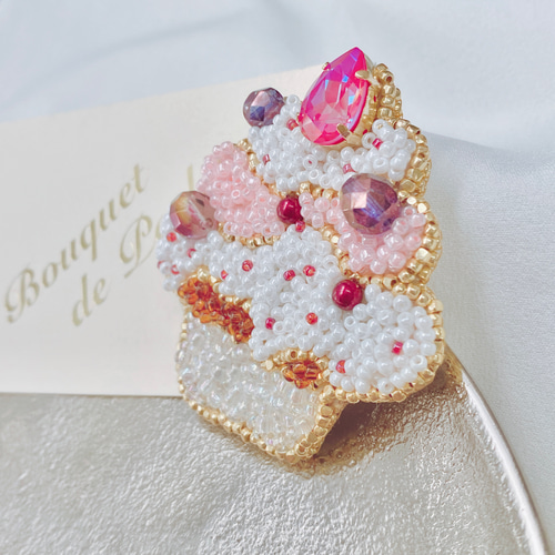ビーズ刺繍 ブローチ 【 ベリーのカップケーキ 】 ブローチ Bouquet de 