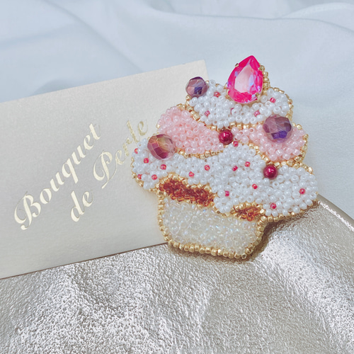 専用ページ ビーズブローチ ビーズ刺繍 アクセサリー ビーズ刺繍 ブローチ 【 ベリーのカップケーキ 】 ブローチ Bouquet de