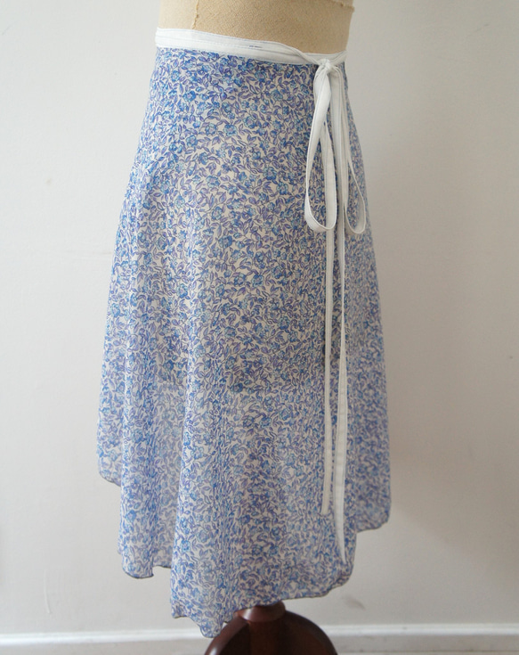 バレエ　ラップスカート[小花いちご・ブルー61-117]A140WhiteBlue 7枚目の画像