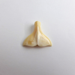 【vintage】鯨歯　ブローチと素材まとめ売り　ハンドメイドに！ vintage】鯨歯 ブローチと素材まとめ売り ハンドメイドに