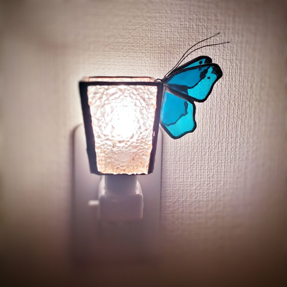 蝶がとまるステンドグラスのランプ・おやすみランプ・フットランプ・ベッドランプ・コンセントライト・やさしい灯り 2枚目の画像