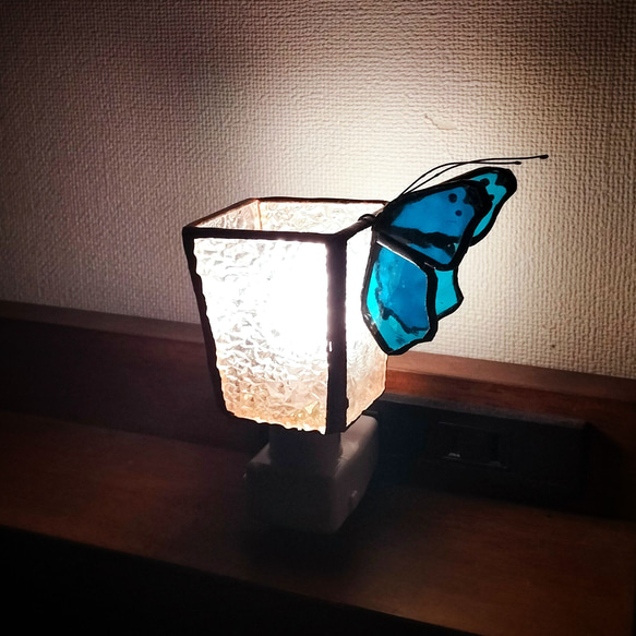 蝶がとまるステンドグラスのランプ・おやすみランプ・フットランプ・ベッドランプ・コンセントライト・やさしい灯り 1枚目の画像