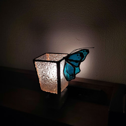 蝶がとまるステンドグラスのランプ・おやすみランプ・フットランプ・ベッドランプ・コンセントライト・やさしい灯り 5枚目の画像