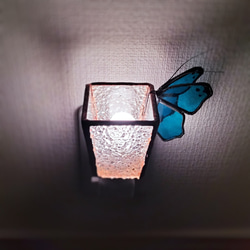 蝶がとまるステンドグラスのランプ・おやすみランプ・フットランプ・ベッドランプ・コンセントライト・やさしい灯り 4枚目の画像