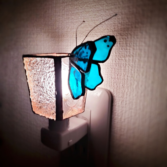 蝶がとまるステンドグラスのランプ・おやすみランプ・フットランプ・ベッドランプ・コンセントライト・やさしい灯り 6枚目の画像