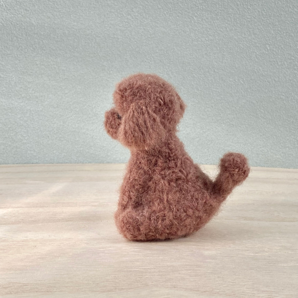 羊毛フェルトのおすわりブラウンカラートイプードル　犬のぬいぐるみ　 3枚目の画像