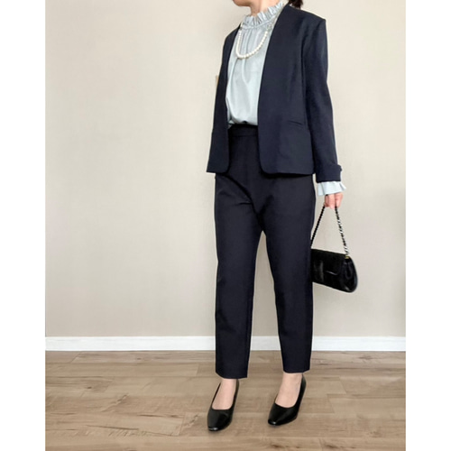 ブルーグレー 控えめな艶のサテンフリルブラウス（フォーマル＆普段