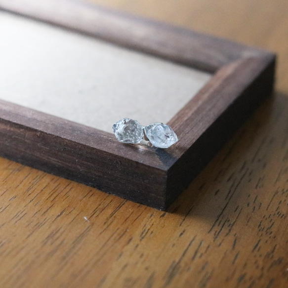 （一点もの）ハーキマーダイヤモンドのスタッドピアス（8mm・サージカルステンレス） 5枚目の画像