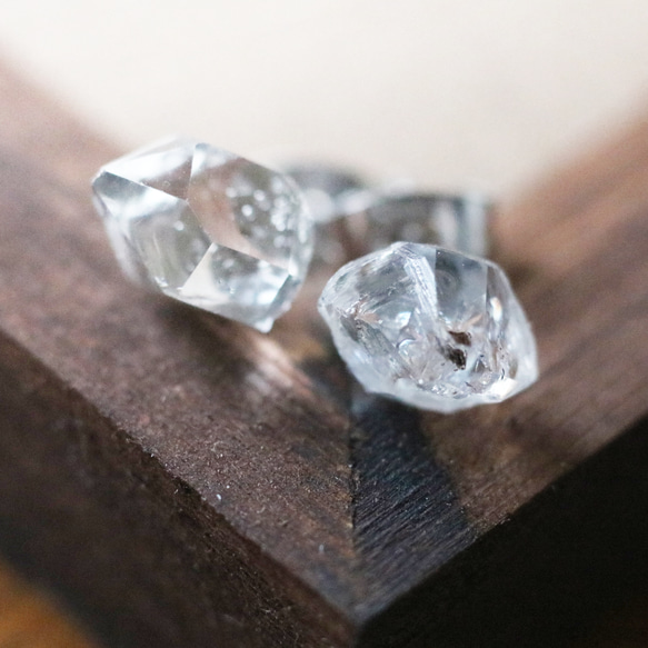 （一点もの）ハーキマーダイヤモンドのスタッドピアス（8mm・サージカルステンレス） 1枚目の画像