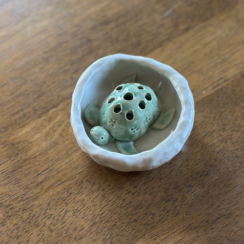 小さな小さなニッコリ笑顔の亀ちゃん花器 一輪挿し・花瓶・花器 やよい
