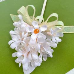 手染め花（布花）　オレンジのお花でコサージュ・ヘットドレス　　　ウエディング・フォーマルシーン・カジュアルなどに 4枚目の画像