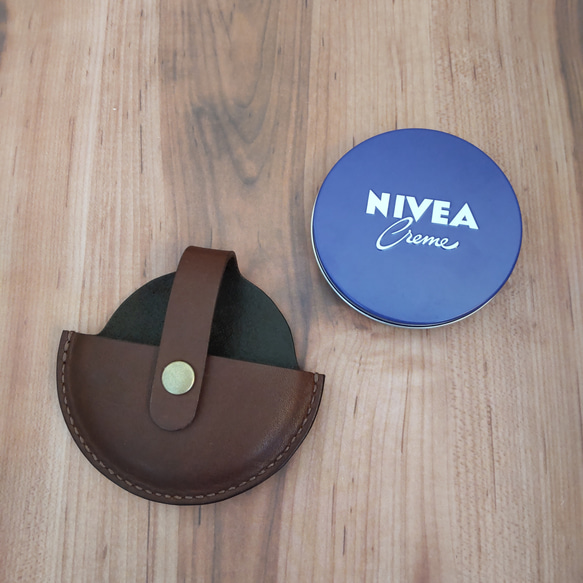 【受注製作 送料無料】 本革製 チョコ色 ニベア缶の収納携帯用ミニポーチ 2枚目の画像