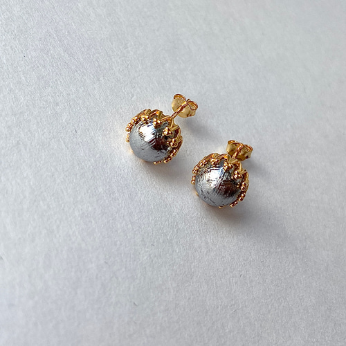 送料無料】メテオライト 隕石 8mmx8mm スタッドピアス（ペア） ピアス