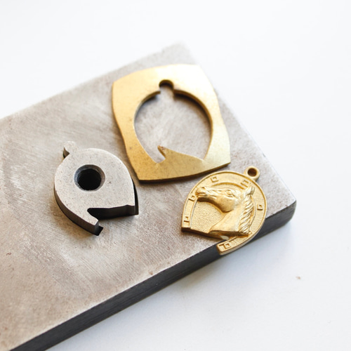 ホースシューネックレス 幸運モチーフ 馬蹄 ネックレス・ペンダント