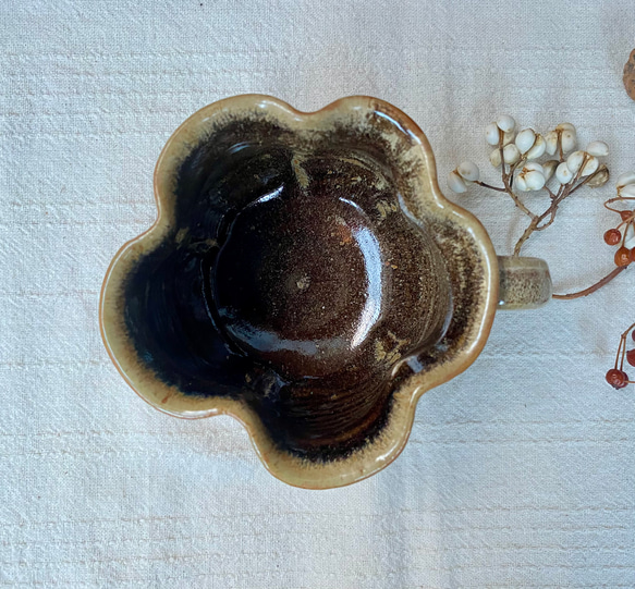 しのぎの輪花マグカップ（チタンマット釉） 2枚目の画像