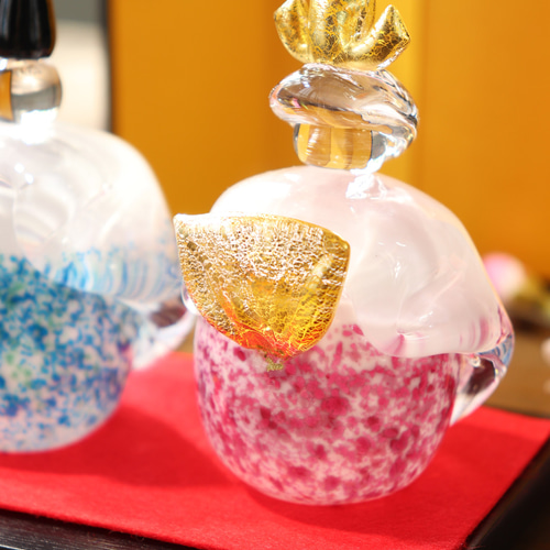 新作「ガラスの花色お雛様（金屛風＆化粧箱付） 」純金 桃の節句