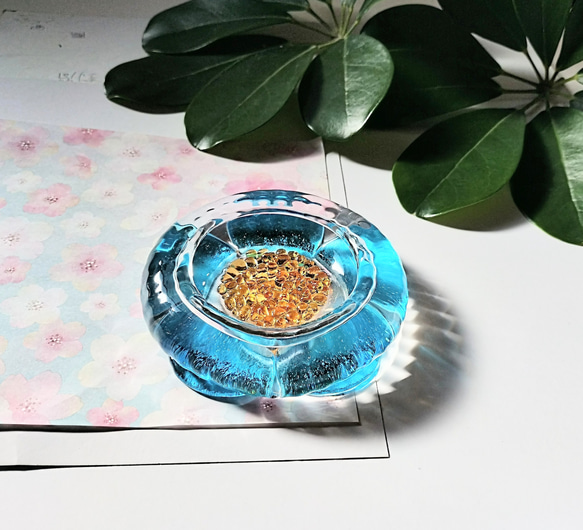 花のペーパーウェイト　ガラス・フュージング　春色　ライトブルー 4枚目の画像