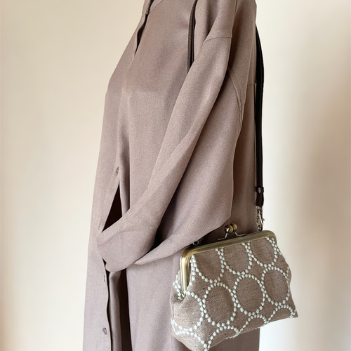 ミナペルホネン タンバリン がま口ショルダーバック ブラウン×ライト