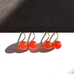 春季新品【數量有限/選擇】堅果狀紅瑪瑙圓球手術不鏽鋼耳環（耳環） 第1張的照片