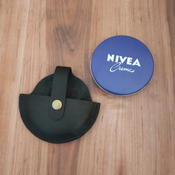 【受注製作 送料無料】 本革製 黒色 ニベア缶の収納携帯用ミニポーチ 2枚目の画像