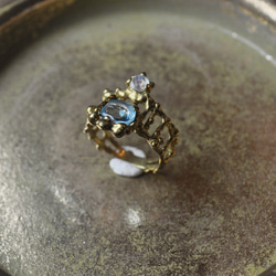 真鍮・ブルートパーズとムーンストーンの指環：《ニミュエ/Nimué》 3枚目の画像