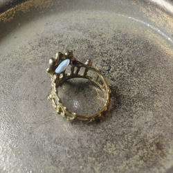 真鍮・ブルートパーズとムーンストーンの指環：《ニミュエ/Nimué》 5枚目の画像