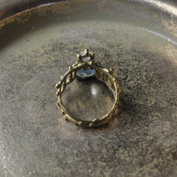 真鍮・ブルートパーズとムーンストーンの指環：《ニミュエ/Nimué》 6枚目の画像