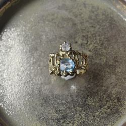 真鍮・ブルートパーズとムーンストーンの指環：《ニミュエ/Nimué》 4枚目の画像