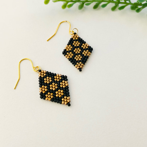 blackビーズステッチピアス／イヤリング ピアス（フック・チェーン