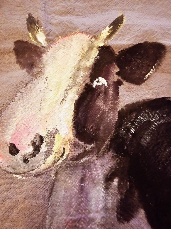 にやけ顔の乳牛　アートを持ち歩く 2枚目の画像