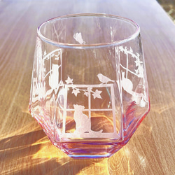 「窓辺の猫」 六角グラス  (ブルー/ピンク/スモークグレー) 8枚目の画像