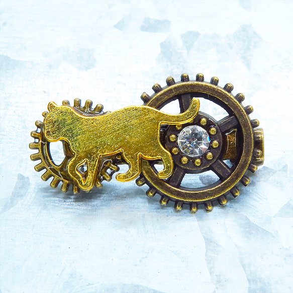 歩く猫シルエットモチーフと歯車を組合せたコンパクトなスチームパンク風ブローチ バッジ アンティークゴールド 4枚目の画像