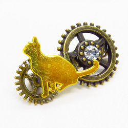 見上げる猫シルエットモチーフと歯車を組合せたコンパクトなスチームパンク風ブローチ バッジ アンティークゴールド 2枚目の画像
