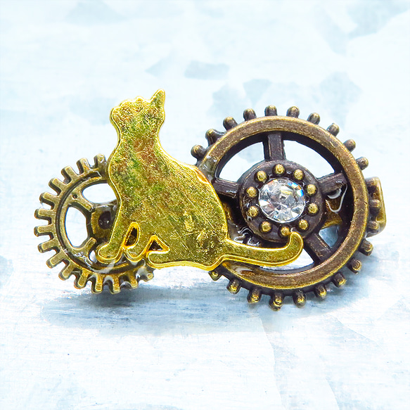 見上げる猫シルエットモチーフと歯車を組合せたコンパクトなスチームパンク風ブローチ バッジ アンティークゴールド 4枚目の画像