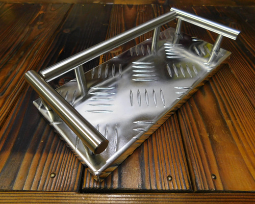 ダッシュボード 小物置き アルミ縞板トレイ ステンレスパイプ DIY