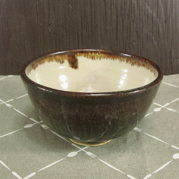 陶器 ひとくち茶碗・深型　こげ茶＋白（2）【240117】 1枚目の画像