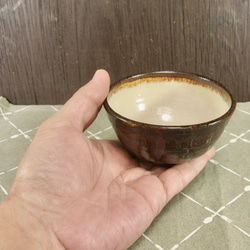 陶器 ひとくち茶碗・深型　こげ茶＋白（2）【240117】 6枚目の画像